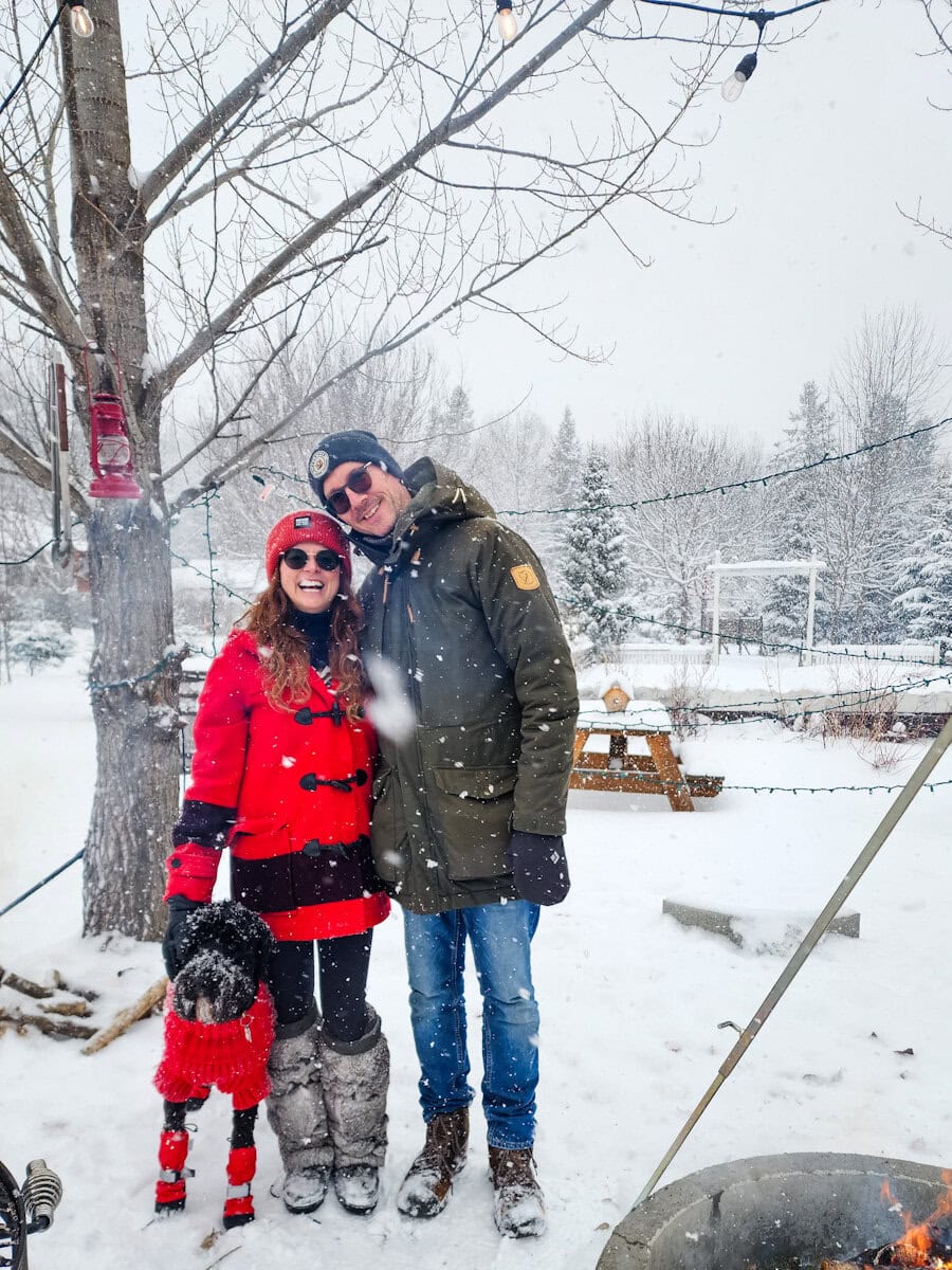Manon Lapierre et Lionel du Souich de La petite bette dehors dans la neige avec un chien noir