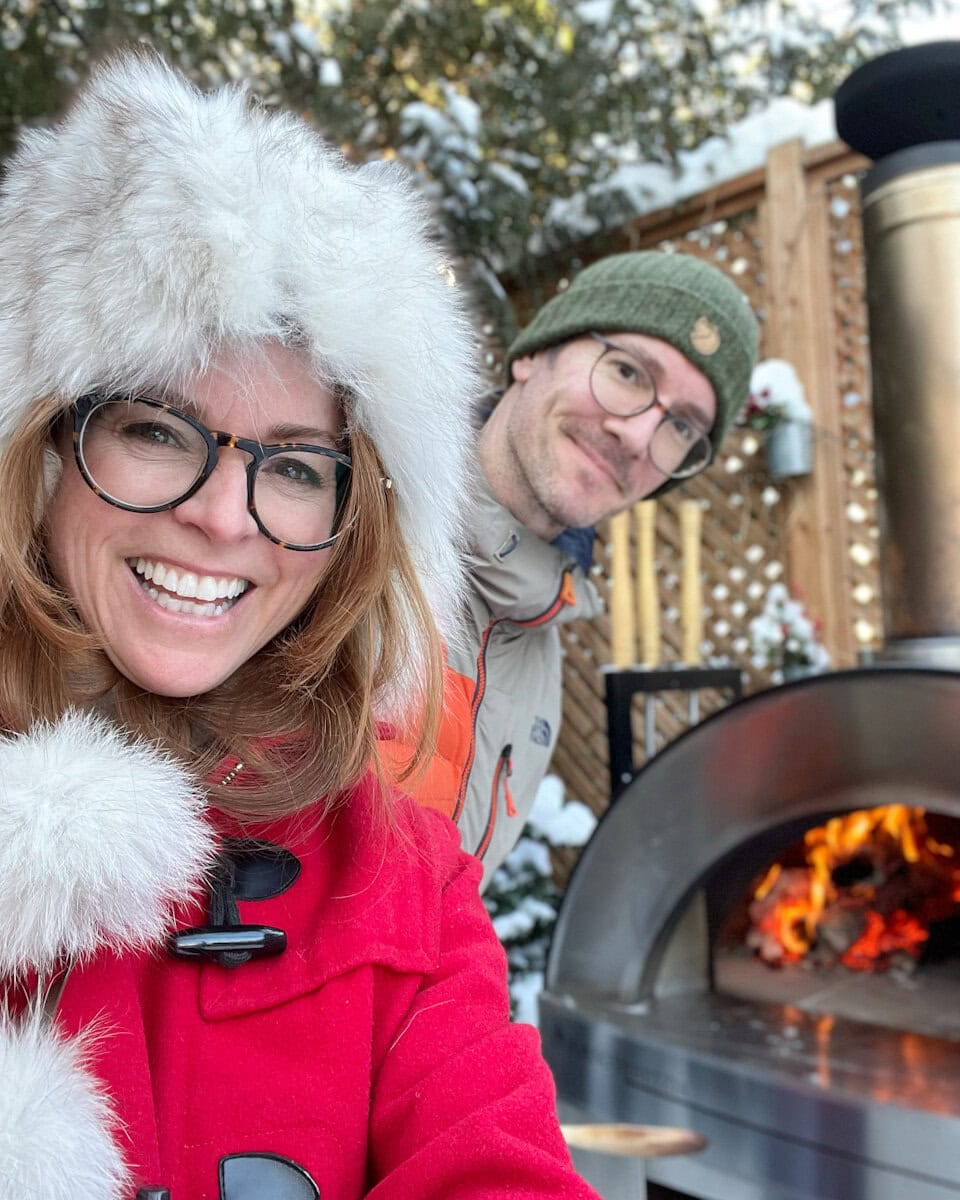 Manon Lapierre et Lionel du Souich devant four à pizza en hiver