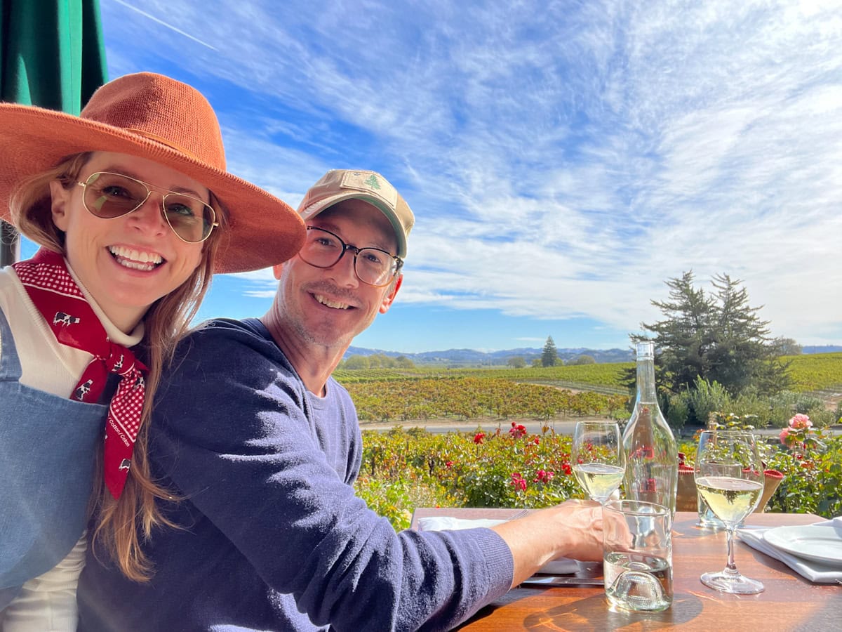 Manon Lapierre et Lionel du Souich de La petite bette devant un vignoble à une table de restaurant