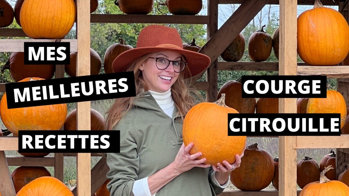 Manon La petite bette qui tient une citrouille dans un stand citrouille