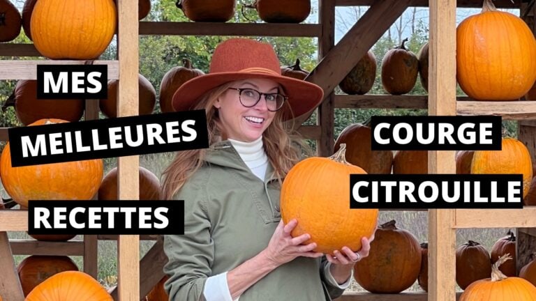 Manon La petite bette qui tient une citrouille dans un stand citrouille