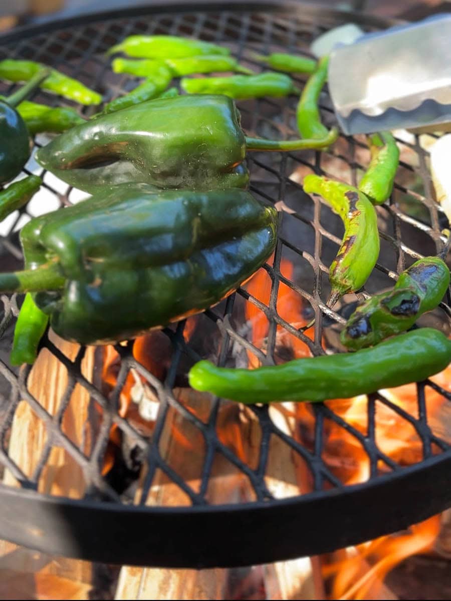 piments et poivrons sur grille sur feu de bois pour chimichurri