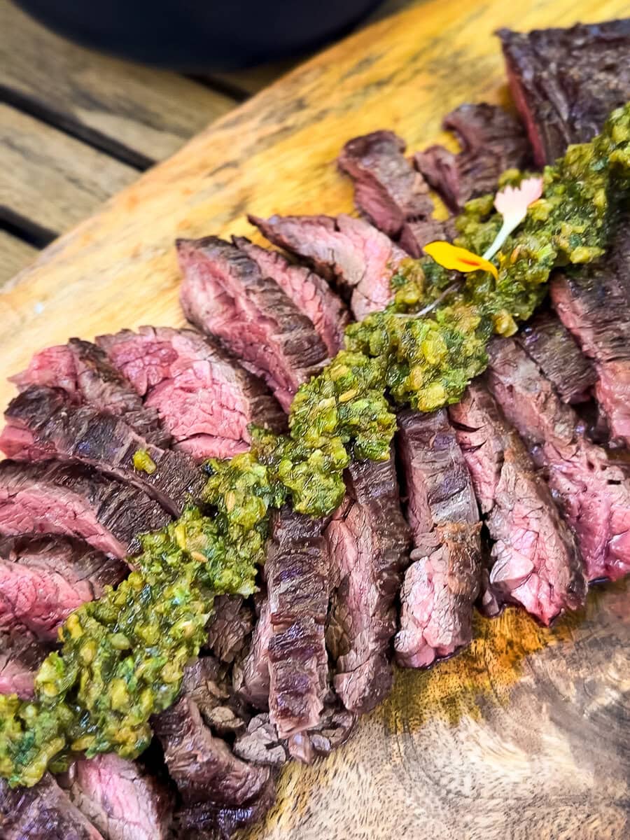 chimichurri sur bavette coupée en lanière