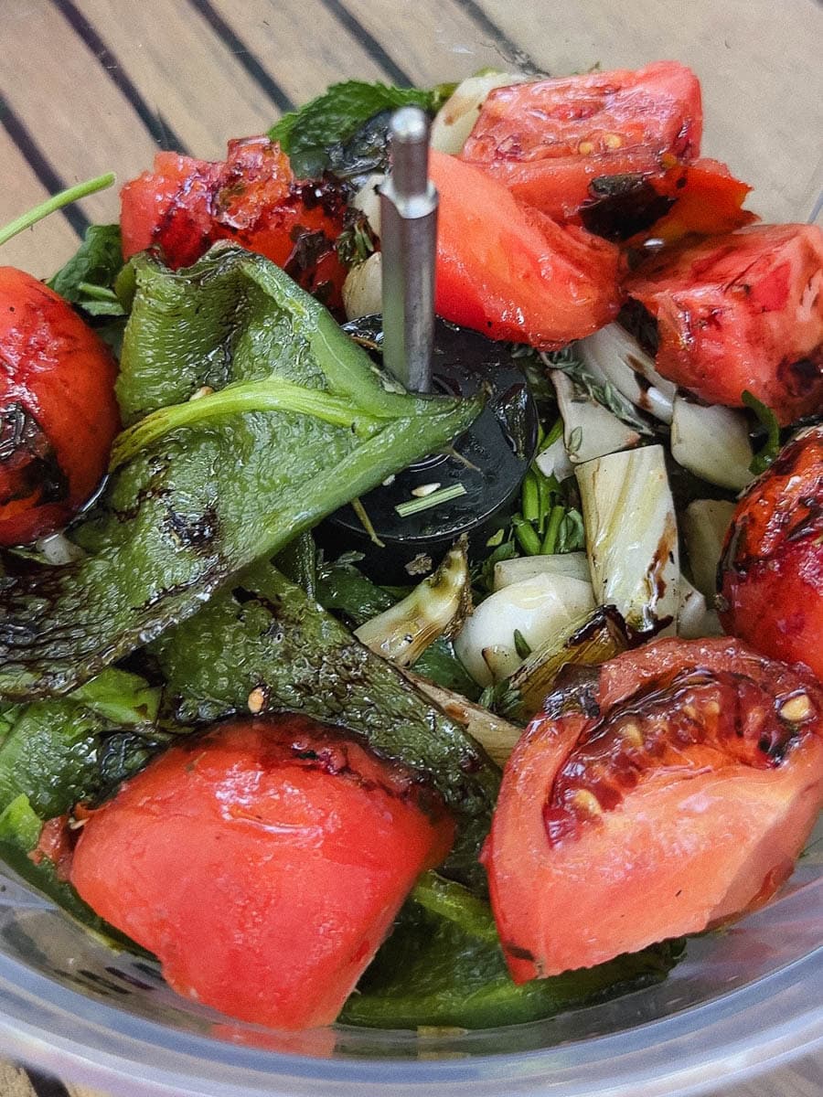 légumes et herbes pour chimichurri dans bol de robot