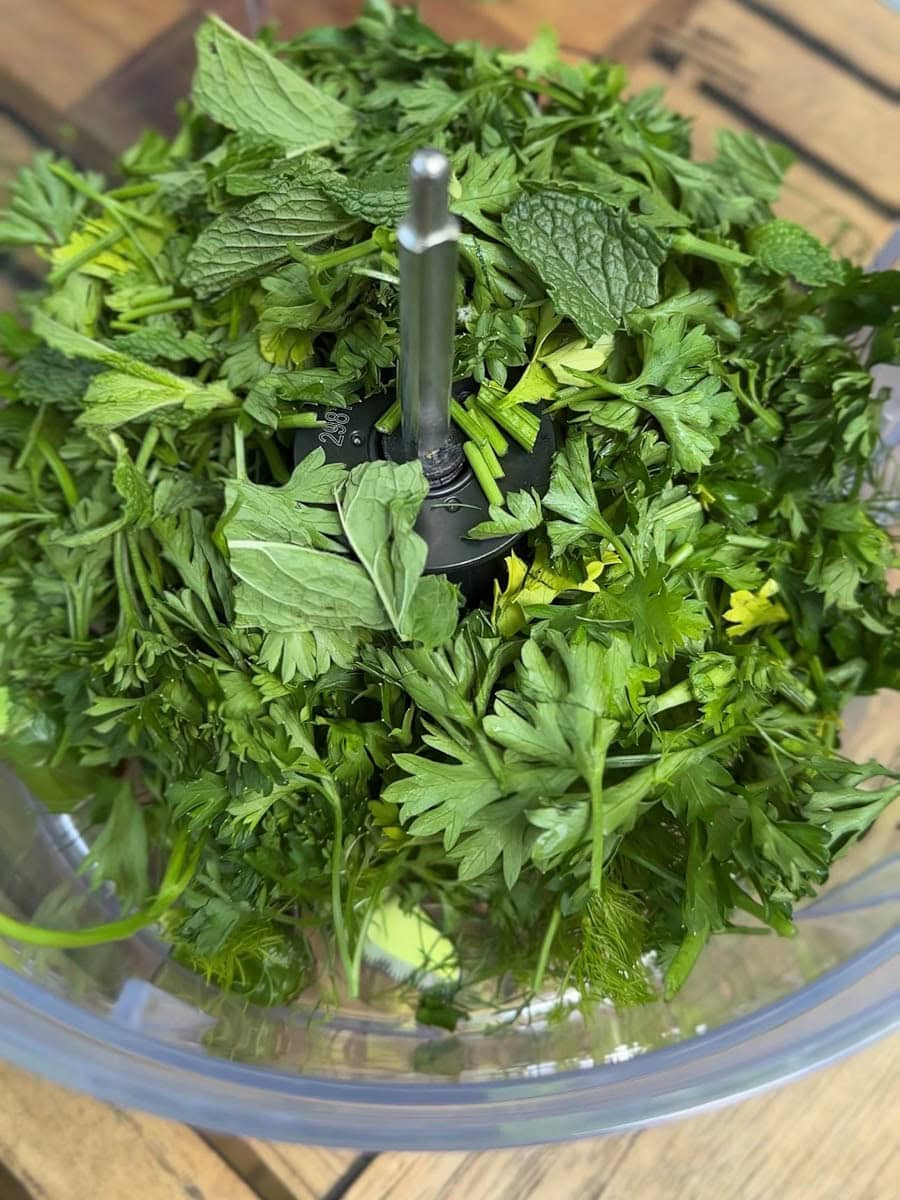 herbes dans bol robot culinaire