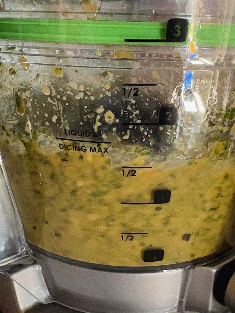 chimichurri dans bol de robot culinaire