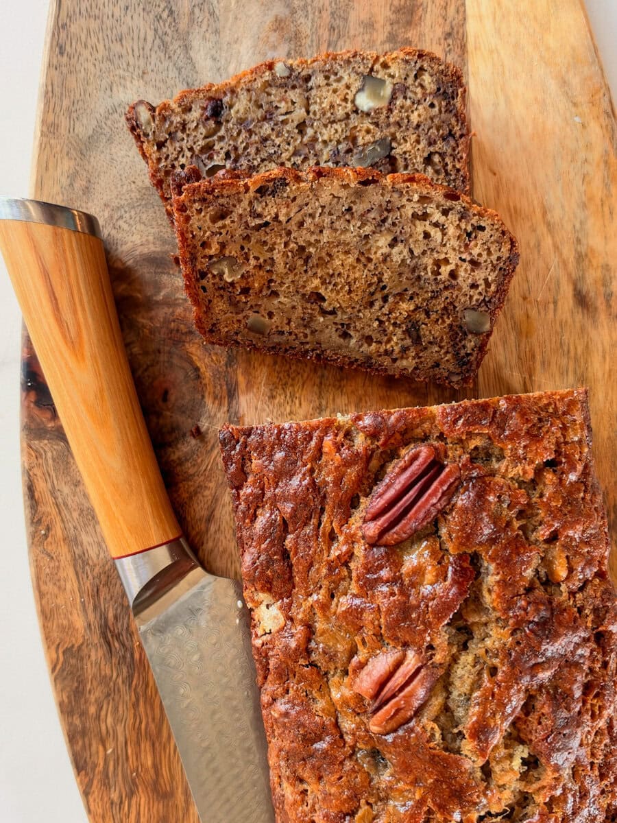 tranches de pain aux bananes avec pain aux bananes et couteau sur planche de bois