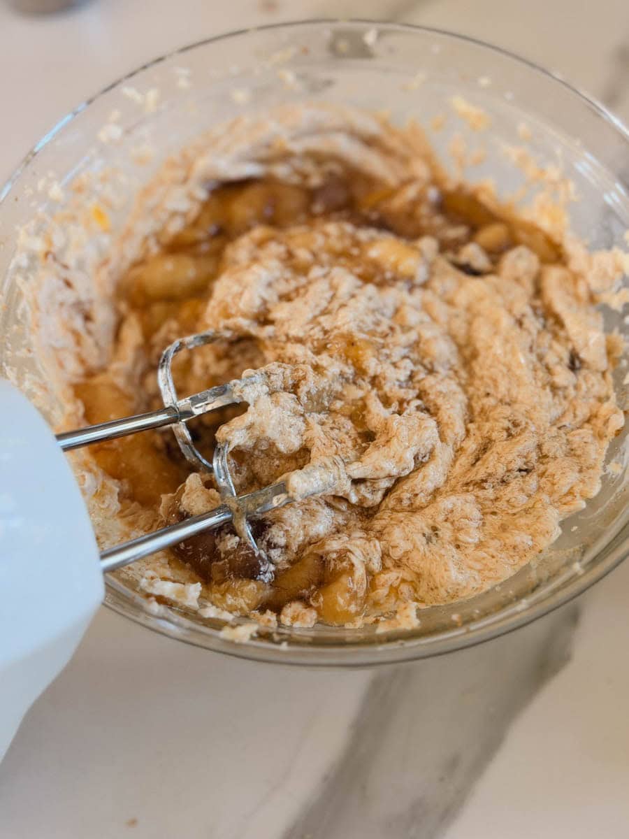mixette dans le bol de pâte à galettes avoine et bananes