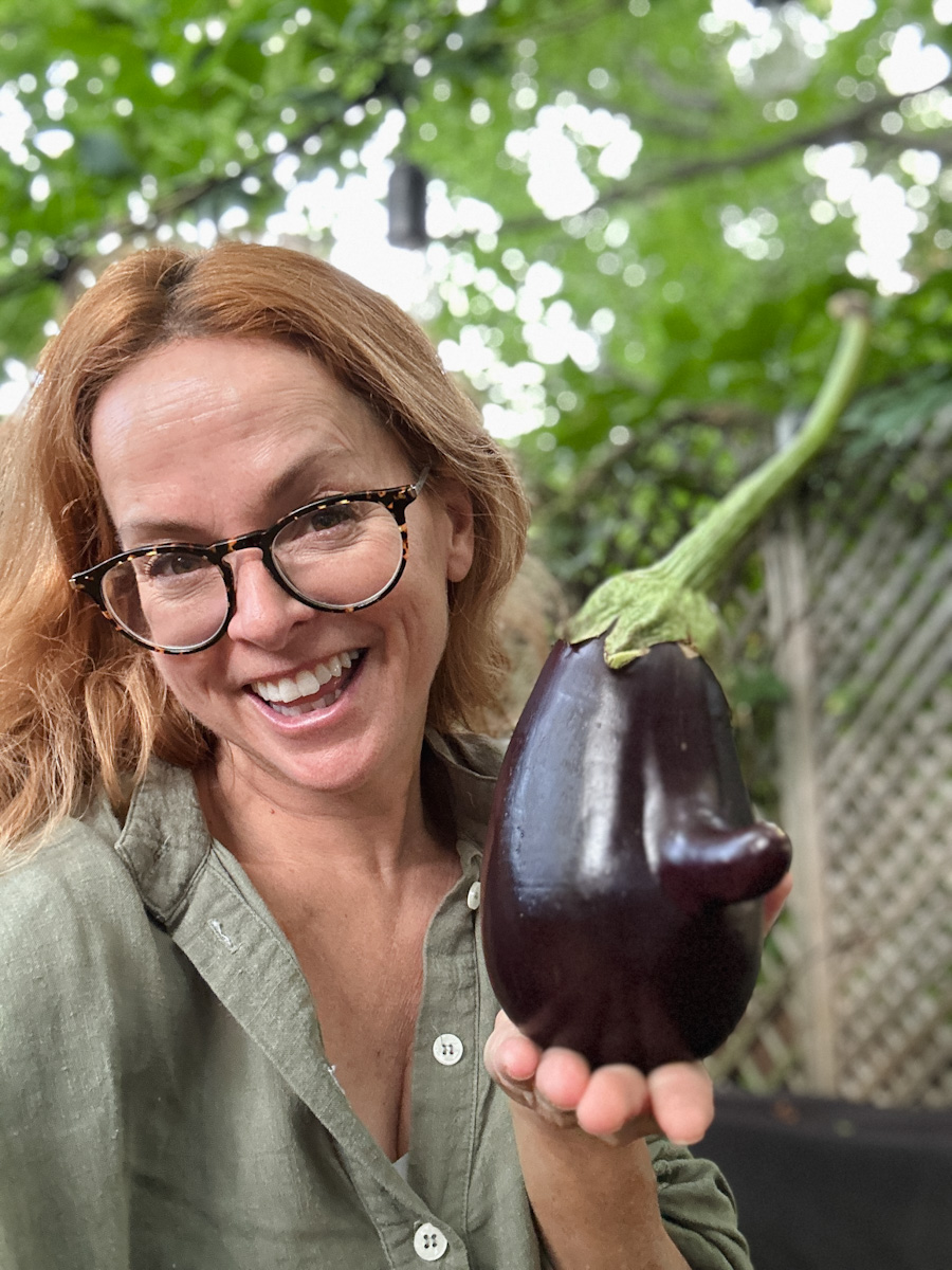 Manon Lapierre tenant une aubergine rigolote avec un nez