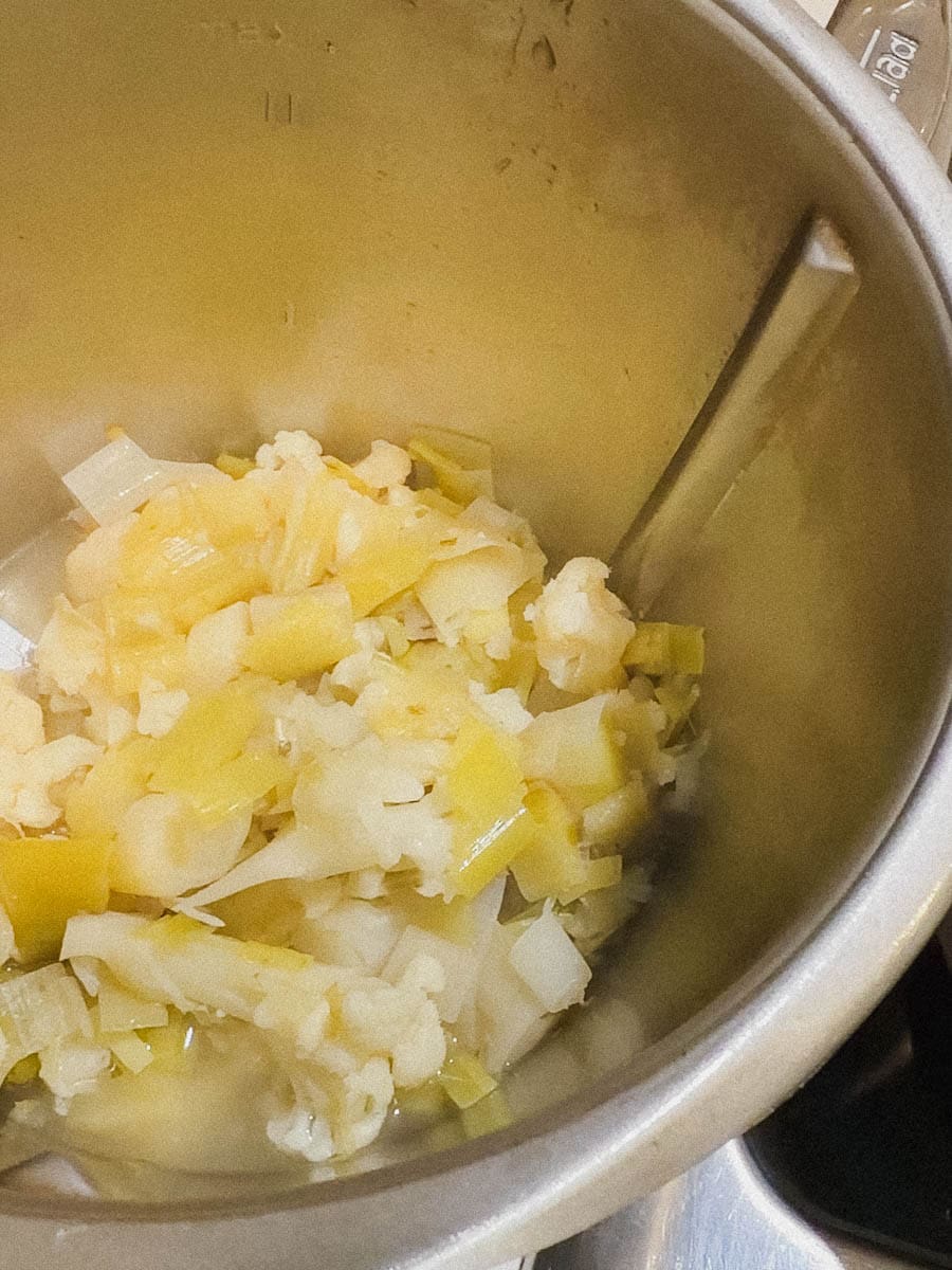 légumes pour crème de poireaux dans le bol dui Thermomix