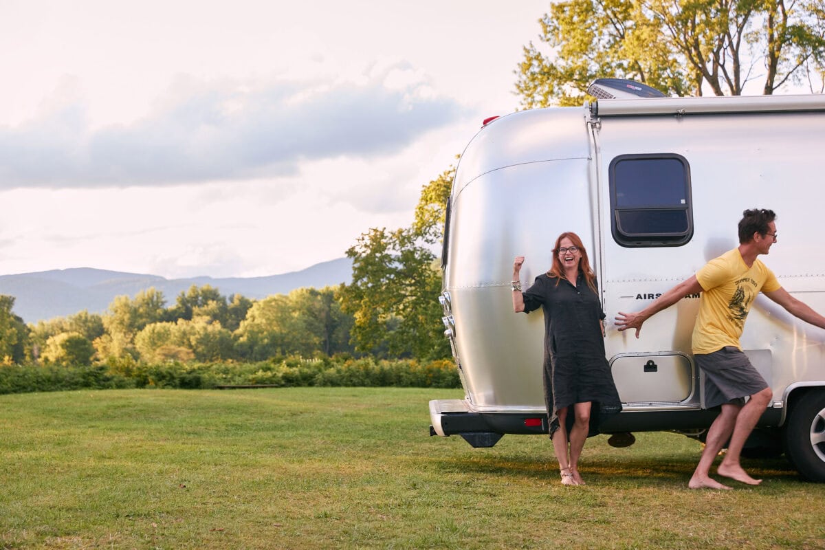 Manon Lapierre et Lionel du Souich de La petite bette devant roulotte Airstream