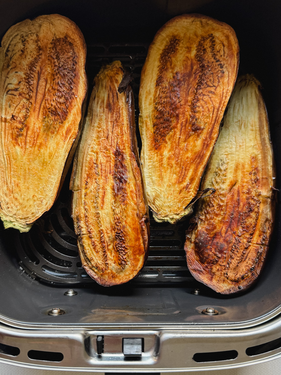 4 demies d'aubergine rôties dans le panier du air fryer