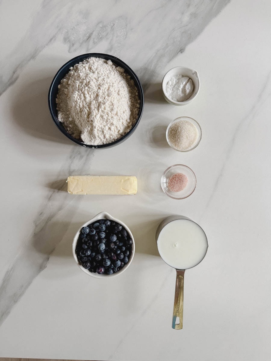 ingrédients pour scones aux bleuets sur comptoir blanc marbré