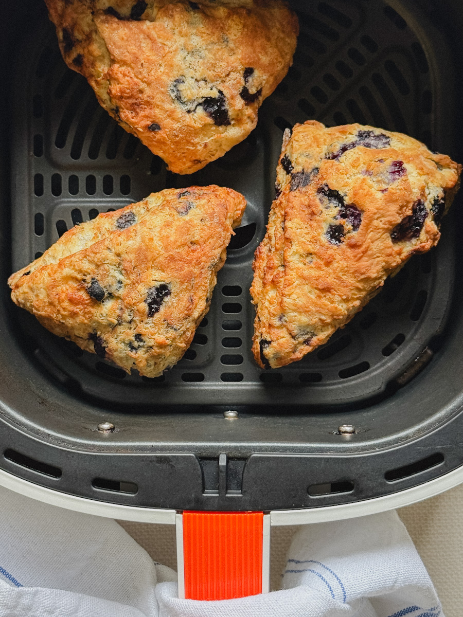 3 scones aux bleuets grillés dans le panier du air fryer