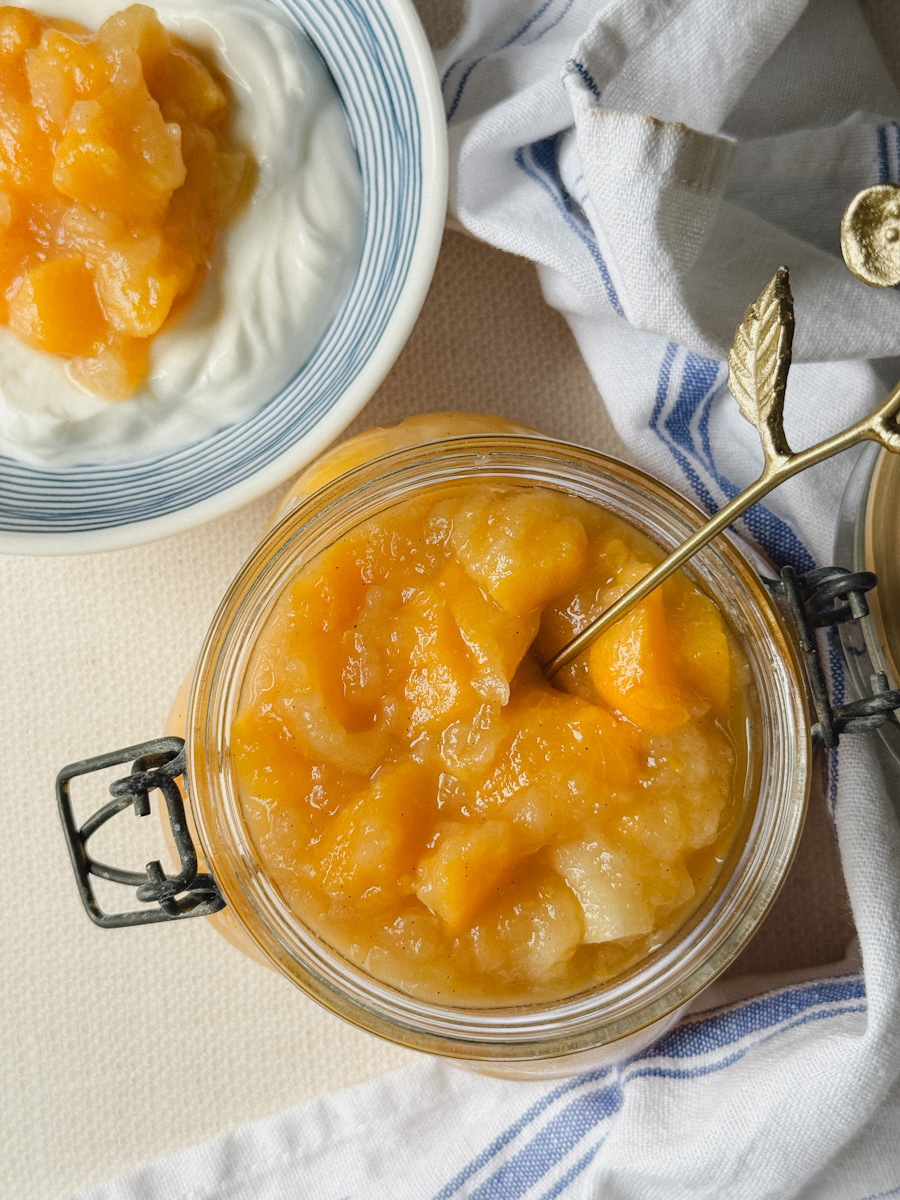 compote de pommes et pêches dans petit pot avec cuillère or