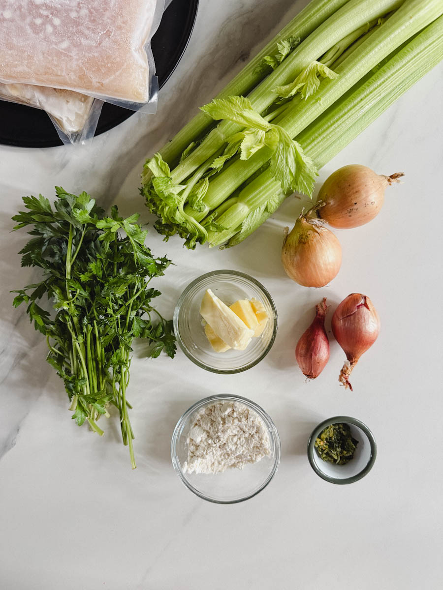 ingrédients pour crème de céleri maison: bouillon maison, céleri, persil, oignon, échalote, herbes salées