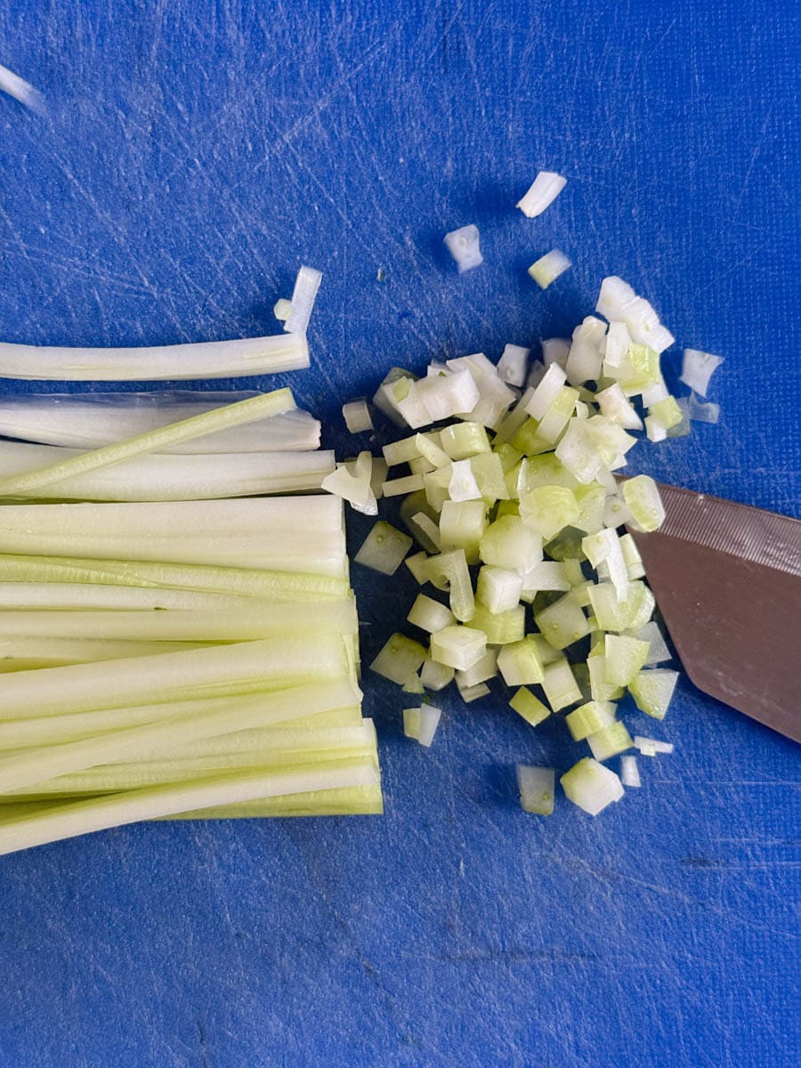 couteau sur planche avec brunoise de céleri