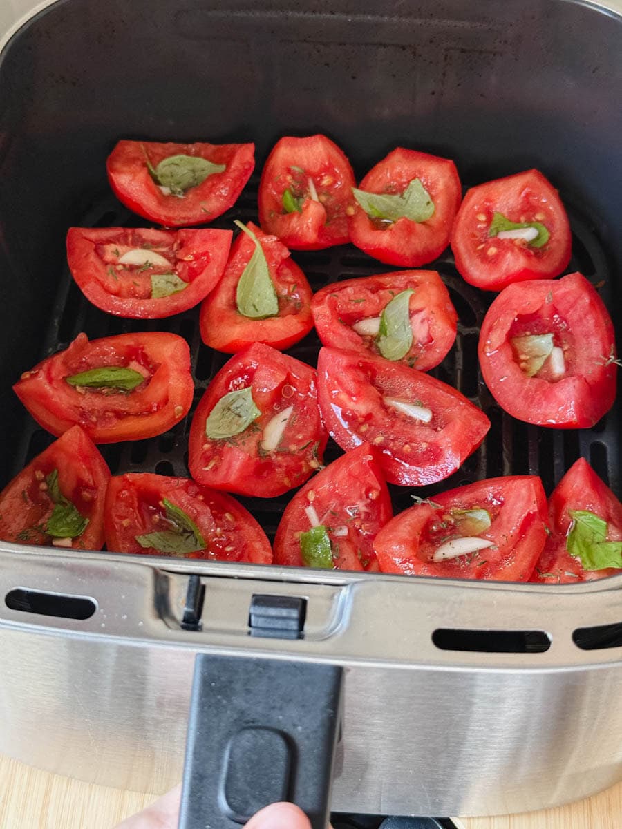 16 quartiers de tomate non cuits dans le panier du air fryer