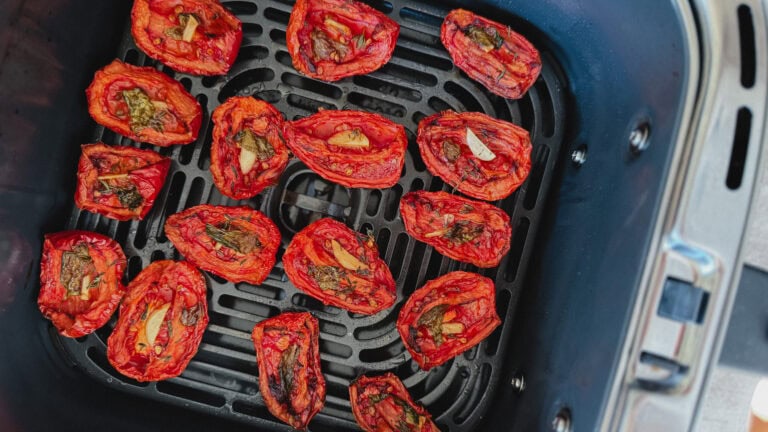 plusieurs demies omates séchées dans le panier du air fryer