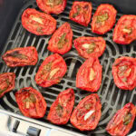 16 demies tomates séchées garnies d'ail dans le panier du air fruer