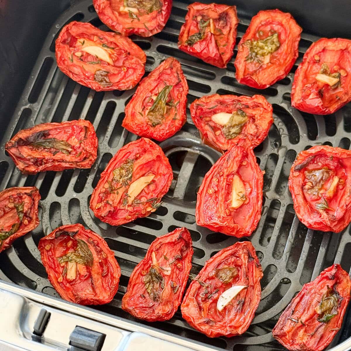 16 demies tomates séchées garnies d'ail dans le panier du air fruer