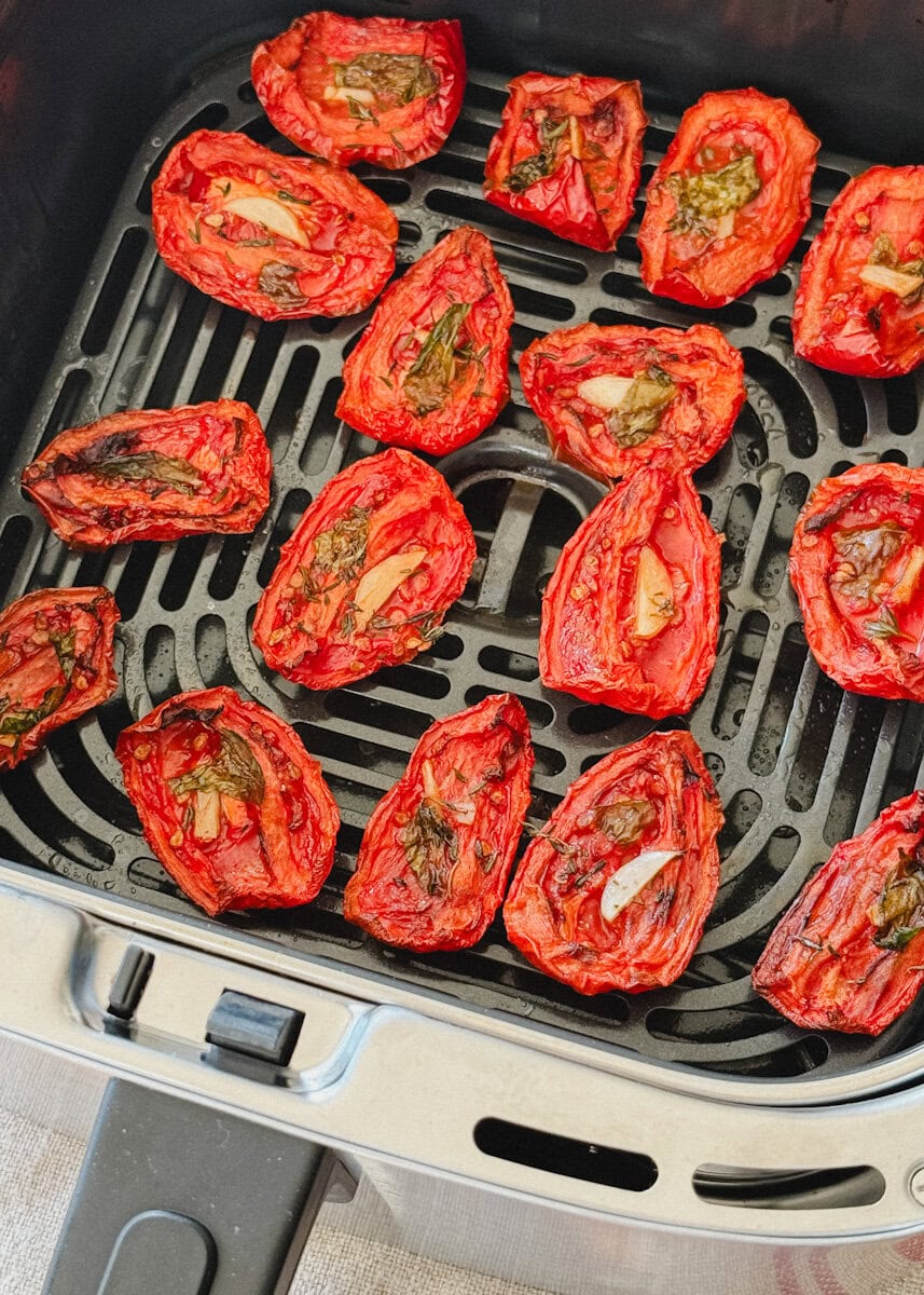plusieurs demies tomates séchées sur grille du air fryer