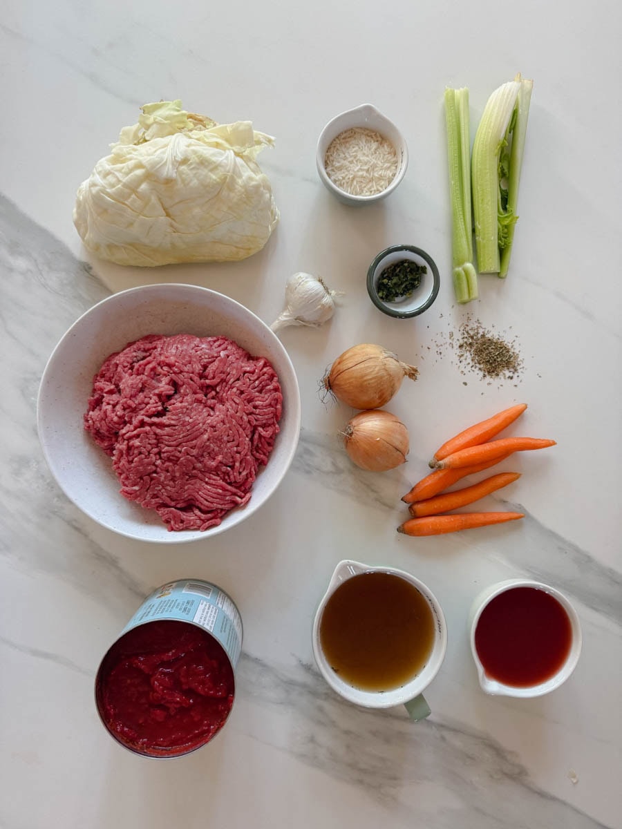 ingrédients soupe cigare au chou sur comptoir blanc
