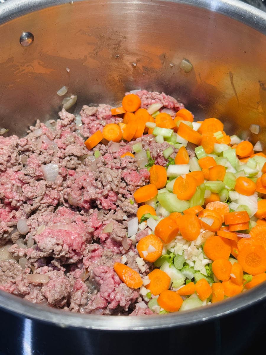 viande et légumes dans casserole