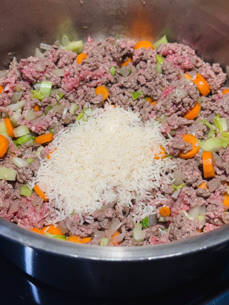 ajout de riz dans la casserole