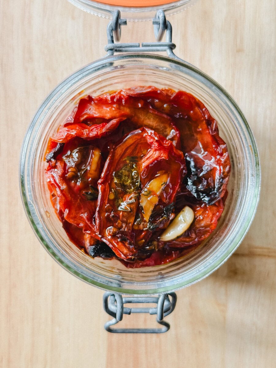 tomates séchées dans un bocal avec huile