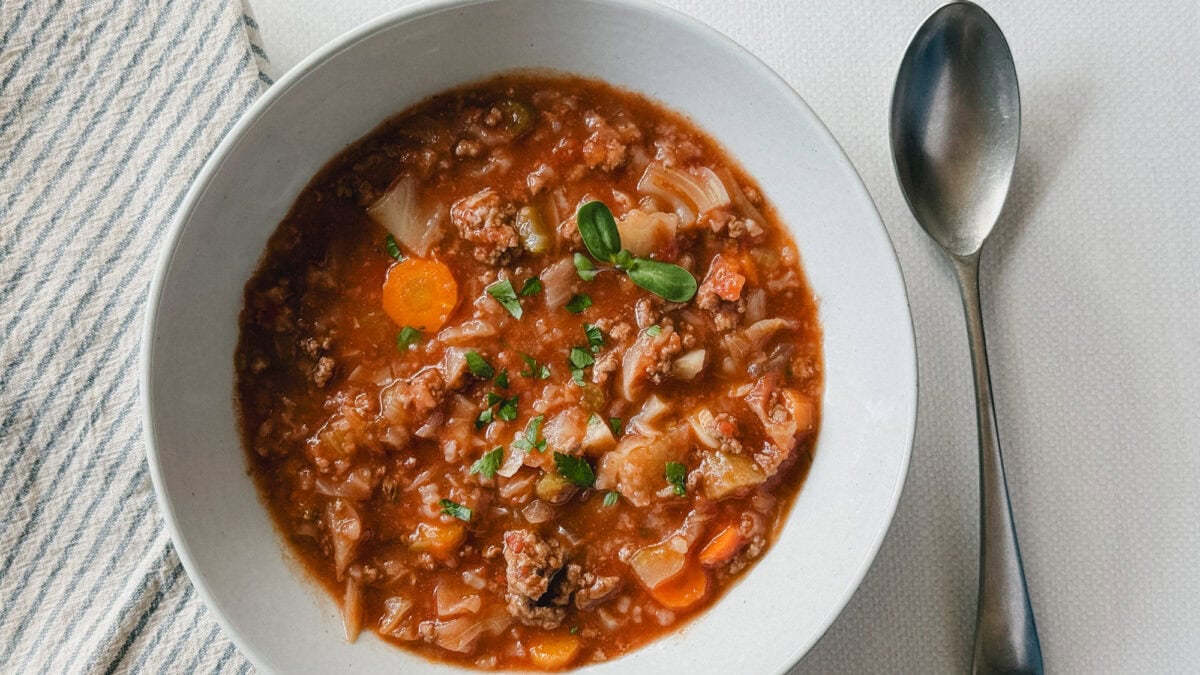 soupe cigare au chou dans un bol blanc sur comptoir pâle