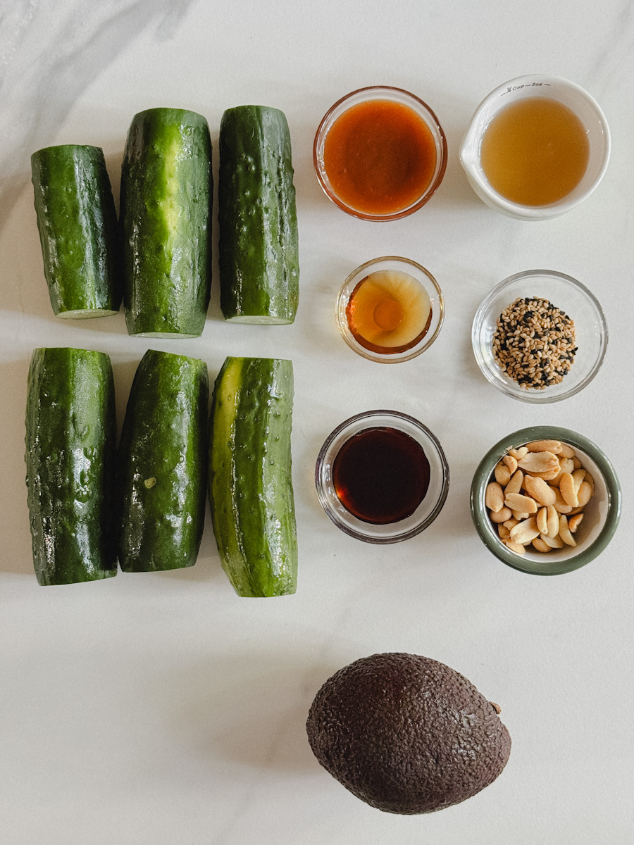 ingrédients pour salade concombre avocat sur comptoir marbré blanc