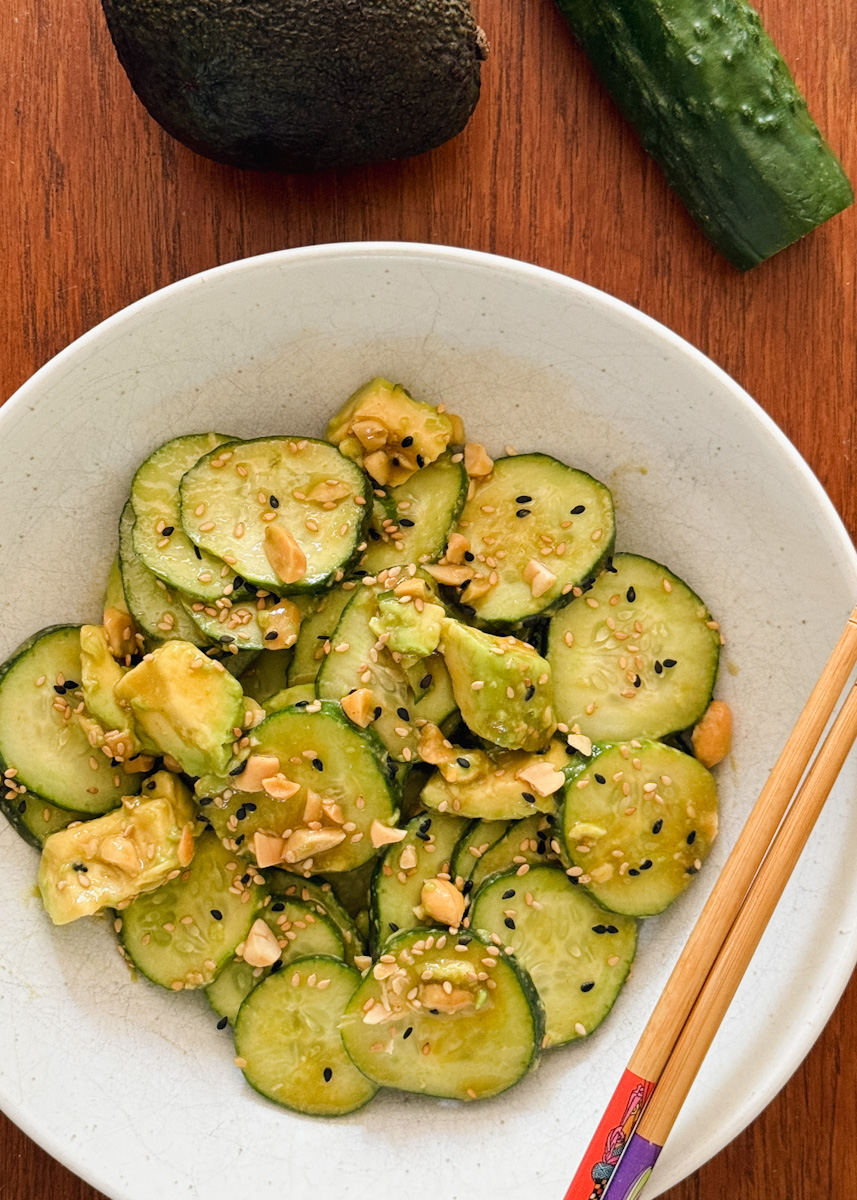 salade concombre avocat dans un bol blanc avec avocat et concombre