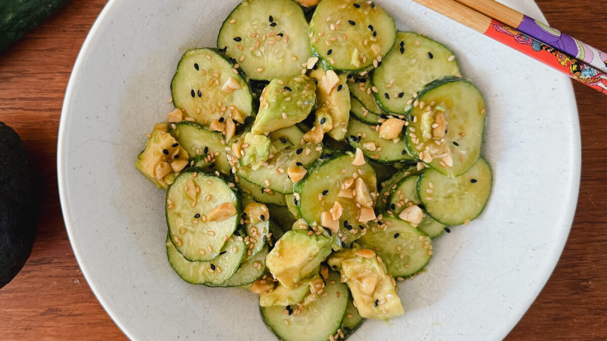salade de concombre et avocat dans un bol avec chopsticks