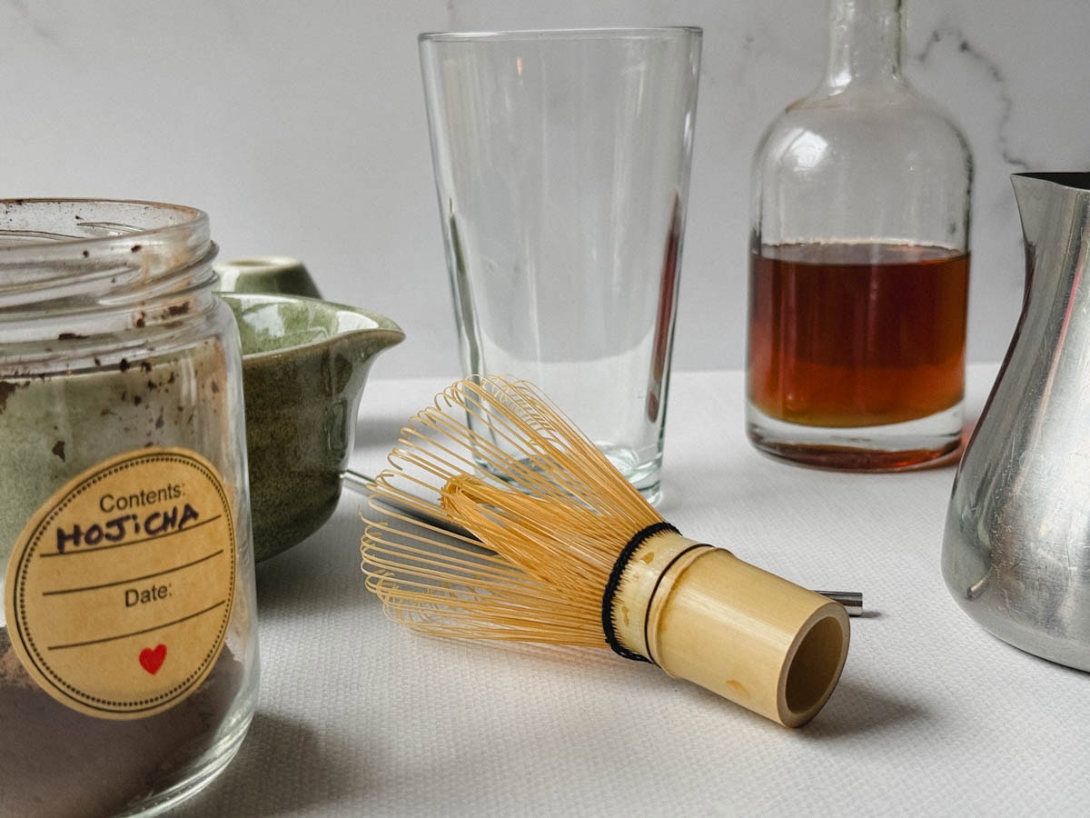instruments pour faire un latte hojicha sur comptoir blanc