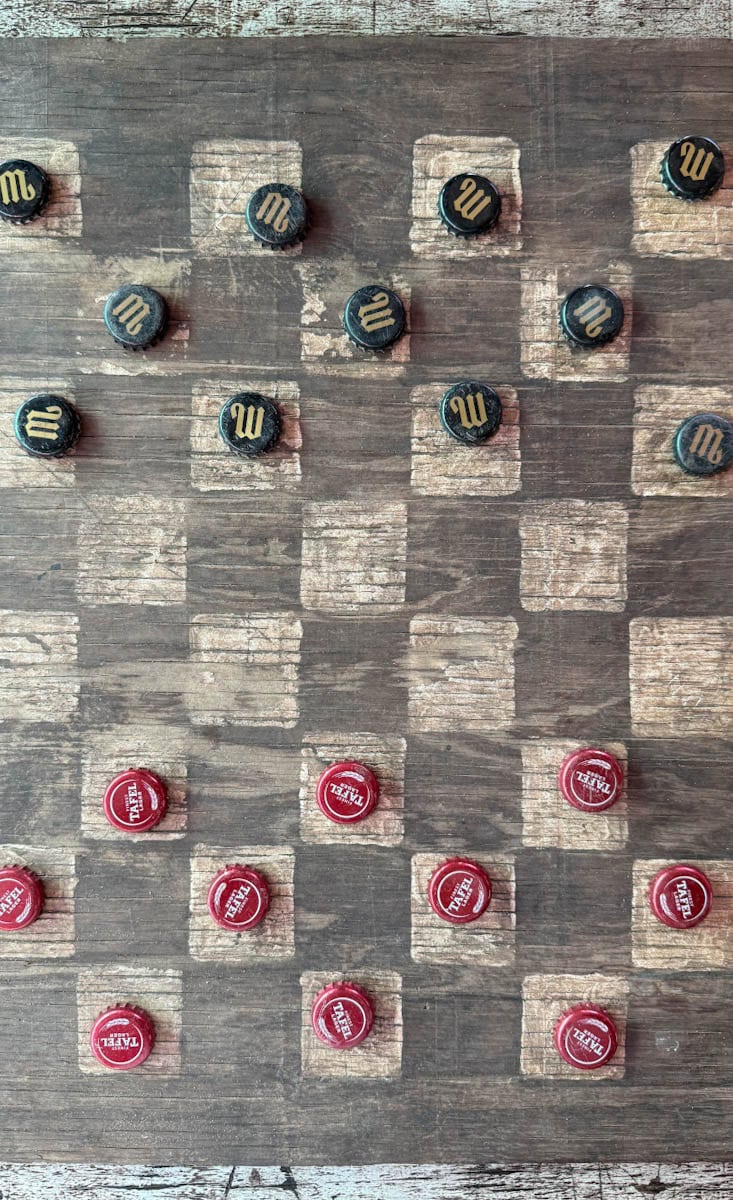 Jeu de dame avec capsules de biere