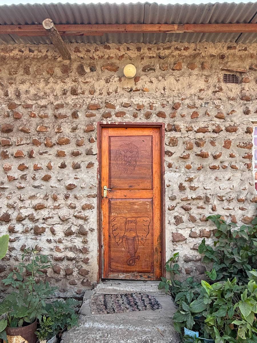 porte scuptée d'une maison rudimentaire