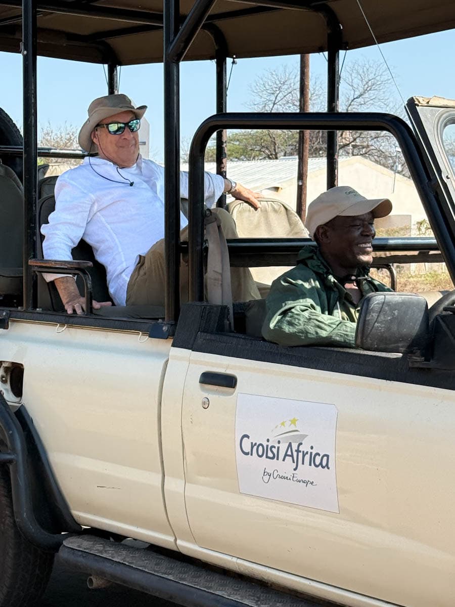 touriste à bord d'un 4 x 4 CroisiAfrica
