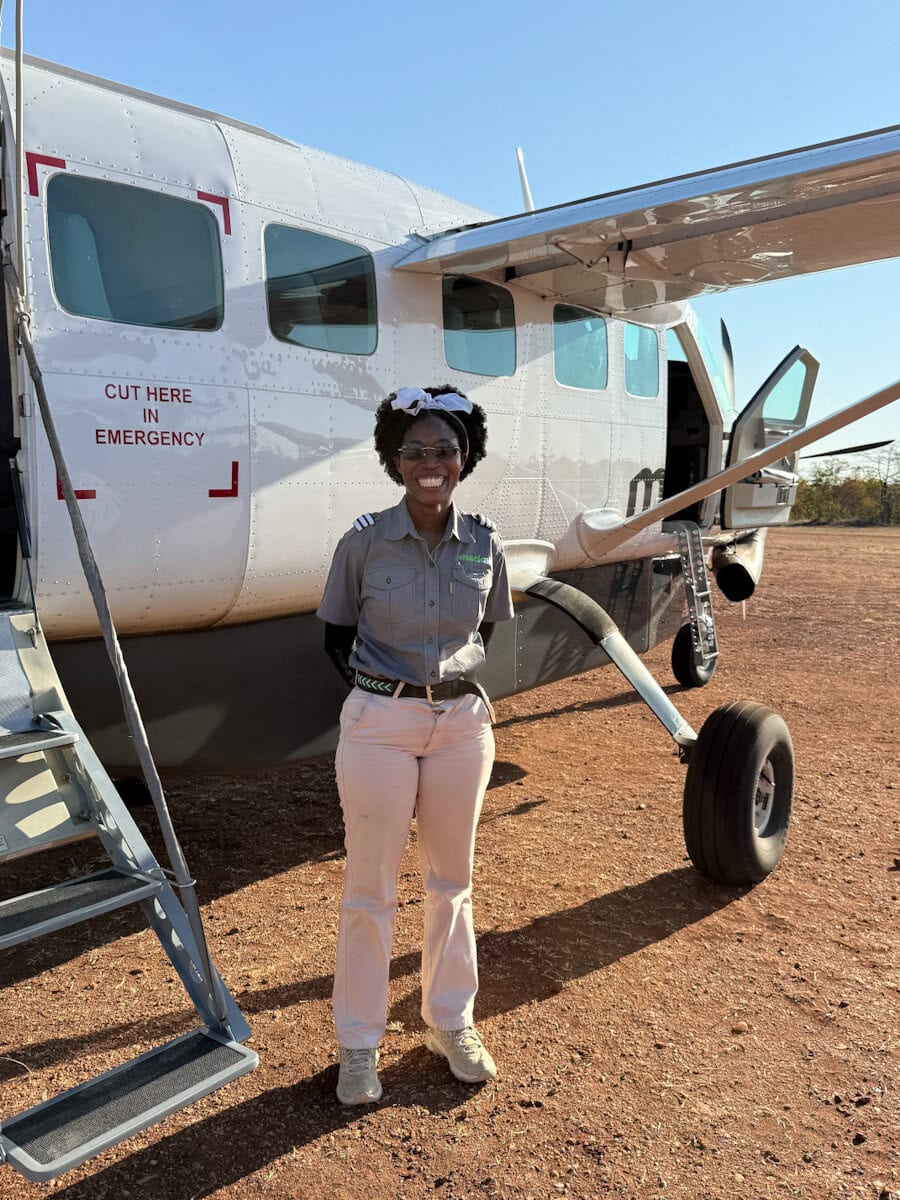 pilote africaine devant petit avion privatif