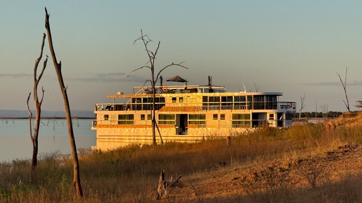 Zimbabwean Dream de CroisiEurope sur lac Kariba au coucher du soleil