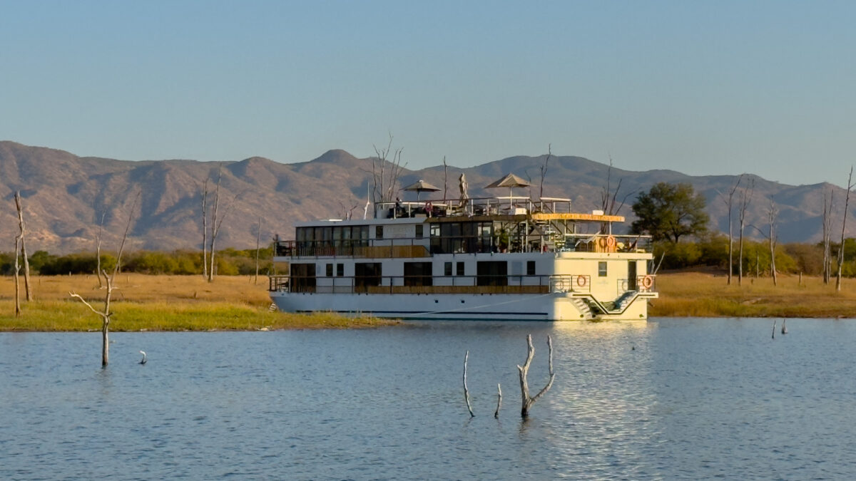 bateau zimbabwean dream de croiseurope devant chaine de montagnes Matusadona sur la lac Kariba