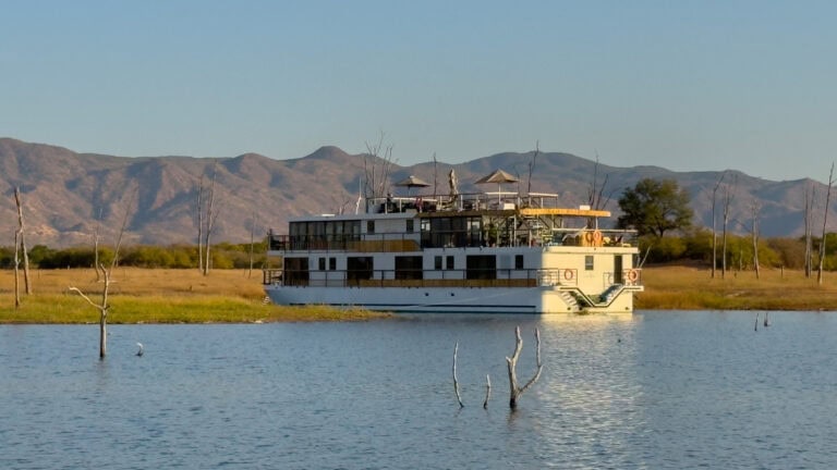 bateau zimbabwean dream de croiseurope devant chaine de montagnes Matusadona sur la lac Kariba