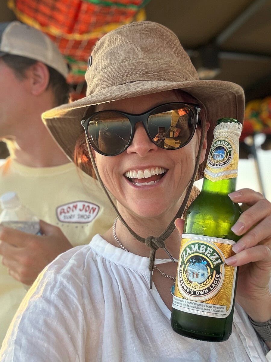 Manon qui tient une bière Zambezi