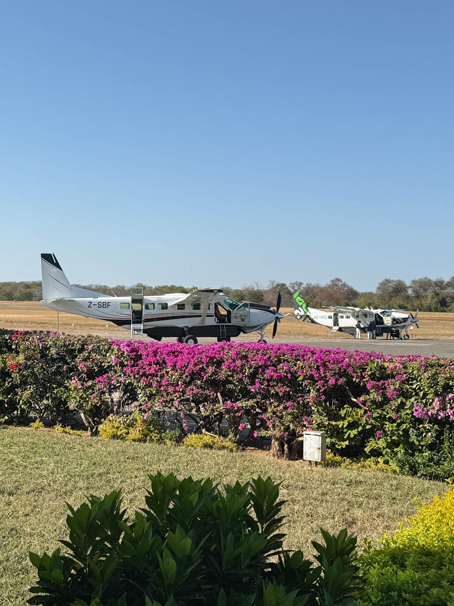2 avions Mackair sur piste