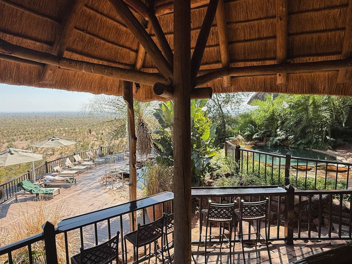 piscine et terrasse au Victoria Falls Safari lodge