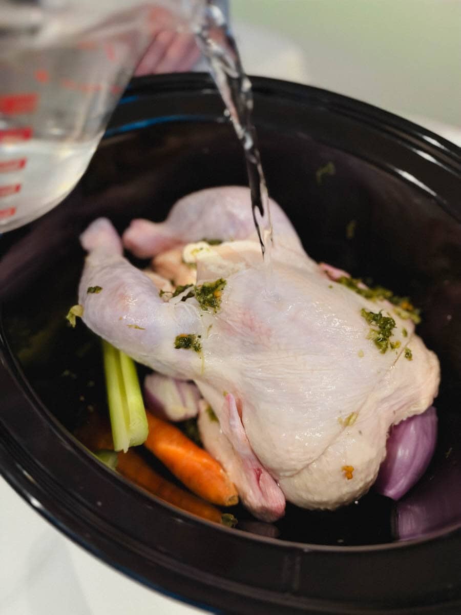 poulet dans la mijoteuse, eau versée sur le poulet