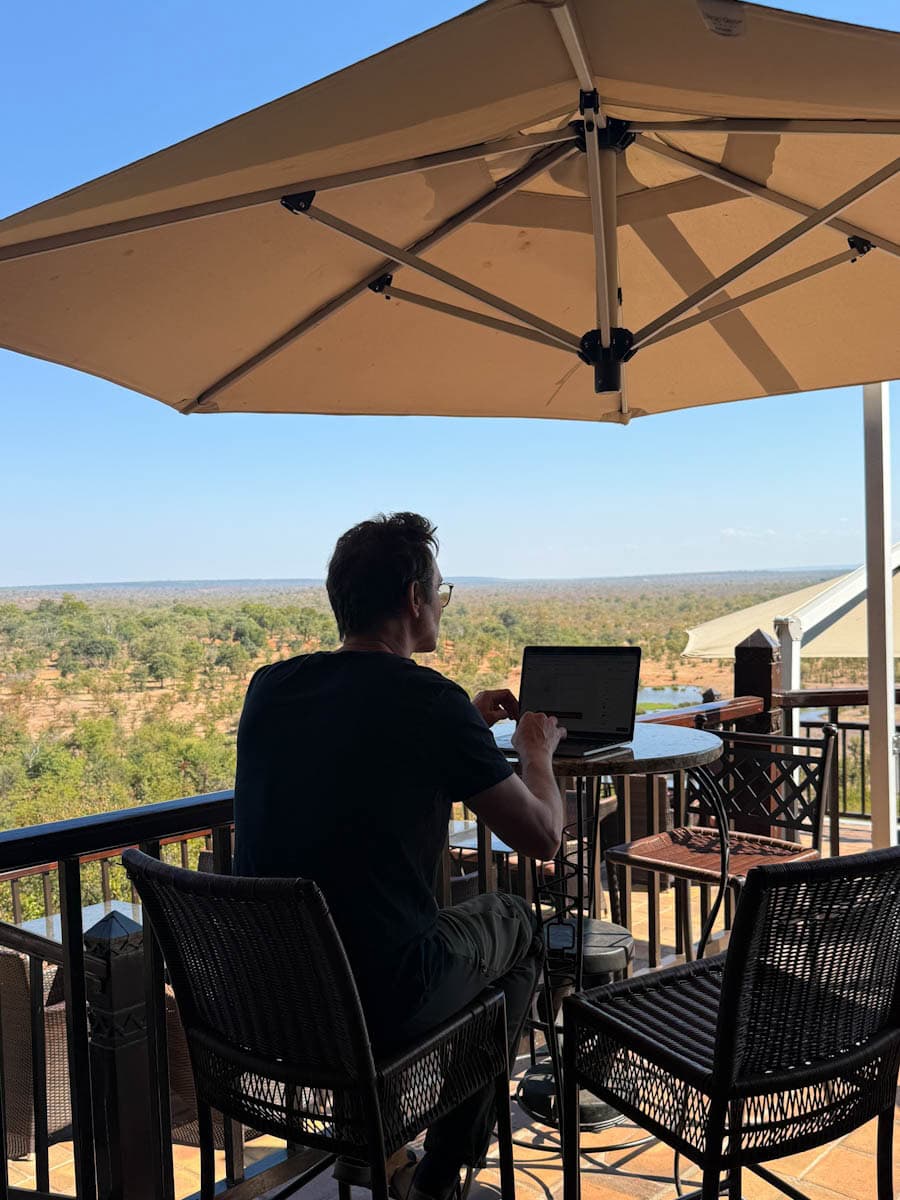 Lionel devant ordinateur et vue au Victoria Falls Safari lodge