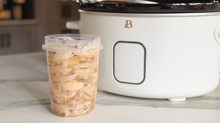 pot de poulet et bouillon devant une mijoteuse