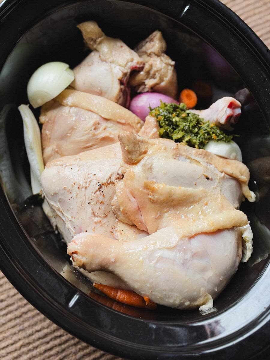 cuisses de poulet dans le contenant de la mijoteuse