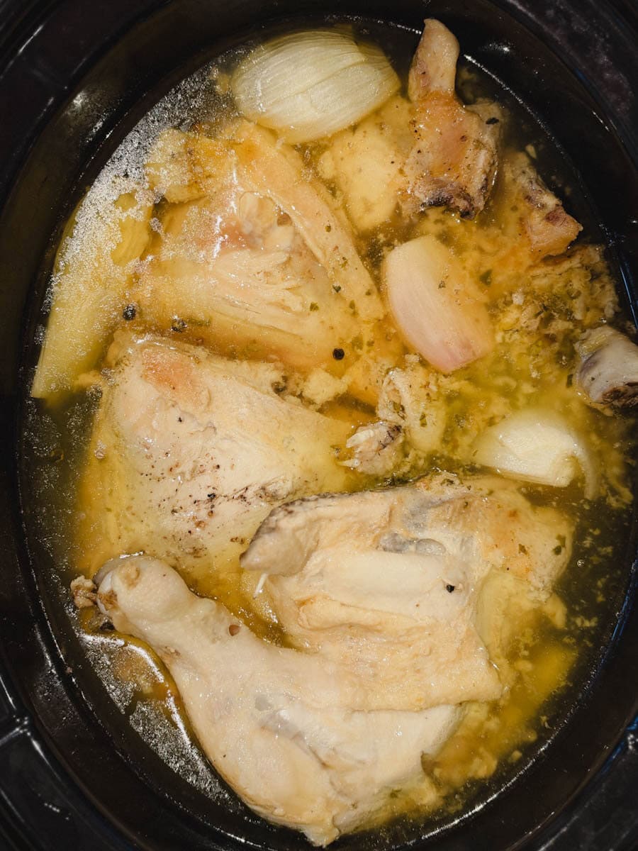 cuisses de poulet et bouillon dans la mijoteuse